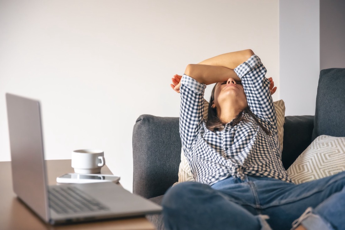 Pessoa exausta após o trabalho